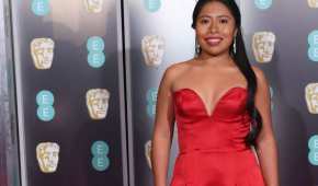 La joven lució un hermoso vestido durante la alfombra roja de los Bafta