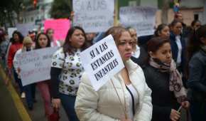 Ante la cancelación del programa de estancias infantiles, decenas d epersonas acudieron al Zócalo para protestar