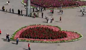 El gobierno de la capital se puso 'las pilas' para decorar el Zócalo para San Valentín