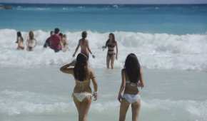Un grupo de turistas disfrutan de las playas de Cancún, Quintana Roo