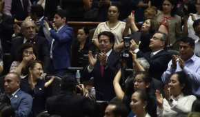 Diputados de la bancada de Morena aplauden la aprobación de la reforma educativa