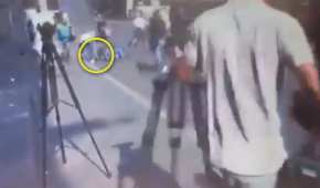 El círculo amarillo muestra a un hombre robándole a un herido en el centro de Cuernavaca