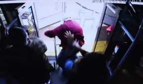 El momento en el que una mujer lanza de un autobús a una persona de la tercera edad