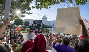 Mujeres protestan ante la decisión del Senado de Alabama de criminalizar el aborto