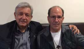 AMLO y el padre Alejandro Solalinde durante una reunión en octubre de 2016