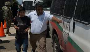 Elementos de la Guardia Nacional y el Instituto Nacional de Migración detienen a migrantes en Tapachula, Chiapas
