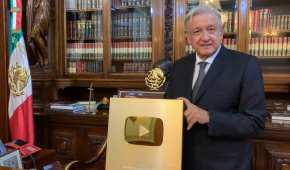 AMLO recibió el "botón de oro" de YouTube por llegar al millón de suscriptores