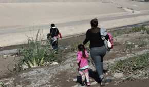 Un grupo de migrantes busca ingresar a Estados Unidos cruzando el Río Bravo
