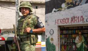 Elementos de la Guardia Nacional vigilan las calles de Iztapalapa