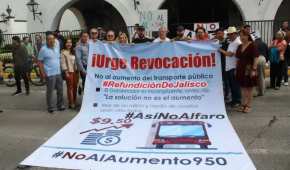 Ciudadanos se manifestaron afuera de Casa Jalisco para exigir que no se aplique un aumento a la tarifa del transporte público