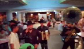Un grupo de presos en Chiapas festeja con un conjunto de norteño-banda