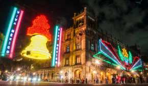 Las luces que adornan anualmente los alrededores del Zócalo de la Ciudad de México por los festejos patrios