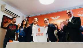 Juan Zepeda (tercero, de izquierda a derecha) muestra la camiseta de su nuevo 'equipo': Movimiento Ciudadano