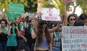 Cientos de mujeres marchan a favor de que el aborto sea legal en todo el país