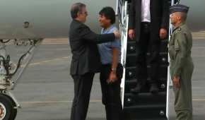 El expresidente de Bolivia fue recibido por el canciller Marcelo Ebrard.