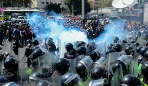 Durante la protestas, los manifestantes protagonizaron varias riñas contra los elementos de seguridad capitalinos.