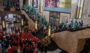 300 campesinos de la Unión Nacional de Trabajadores Agrícolas irrumpieron en Bellas Artes para manifestarse vs la obra