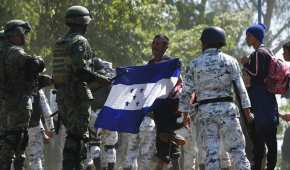 Los centroamericanos buscaron la forma de pasar al lado mexicano, en donde se encontraron a la GN