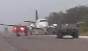 Una narcoavioneta aterrizó en plena carretera federal de Bacalar
