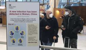 Dos británicos llegan procedentes de China justo antes de que se suspendan los vuelos a ese país