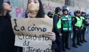 Mujeres, hartas del feminicidio, protestan afuera de Palacio Nacional