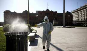 Un hombre sanitiza las calles de rgentina para evitar una rápida propagación del coronavirus