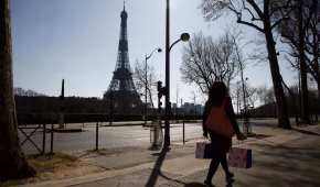 Las calles de París lucen vacías por el periodo de cuarentena