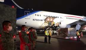 Este martes llegó a México el avión con 10 toneladas de insumos médicos para protección de los médicos