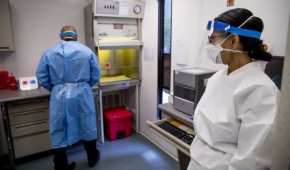 Los médicos Justin Jacob y Sosina Merid, en un laboratorio móvil que hará pruebas de COVID-19