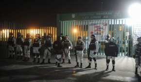 Elementos de la Guardia Nacional resguardan el hospital Las Américas, en Ecatepec