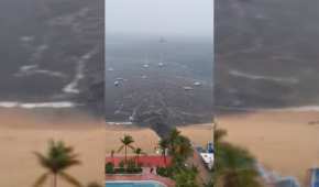 Un torrente de aguas negras desembocó en la playa Icacos, de Acapulco