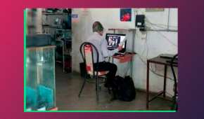 Un hombre da sus clases en línea desde un café internet