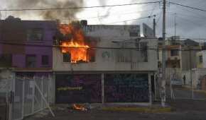 Activistas quemaron las instalaciones de las cuales fueron desalojadas con violencia