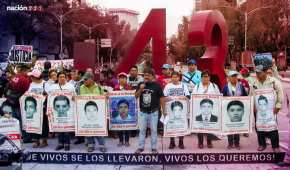 Familiares de los 43 normalistas de Ayotzinapa exigen que se haga justicia en el caso de la desaparición de los jóvenes