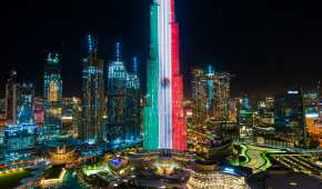 El rascacielos más alto del mundo se iluminó de verde, blanco y rojo y se ve IMPRESIONANTE