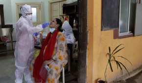 En Mumbai, India, se realizan pruebas de COVID-19 debido al crecimiento de los contagios