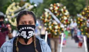 Padres de los 43 normalistas de Ayotzinapa encabezaron este domingo una marcha en la ciudad de Iguala, Guerrero