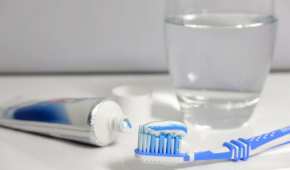 Los cepillos de dientes podrían facilitar la propagación de COVID-19
