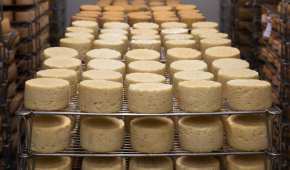 La Secretaría de Economía y la Profeco prohibieron la comercialización de 'queso' y 'yogurt natural'
