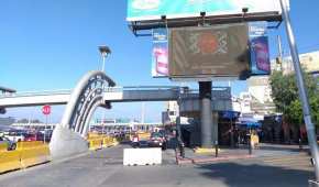 Los mensajes se observan pantallas electrónicas instaladas en algunos puntos la frontera entre México y EU