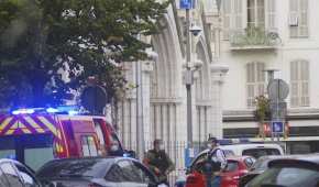 Policías franceses de pie junto a la iglesia de Notre Dame tras un ataque con arma blanca