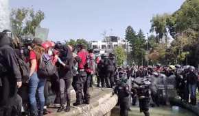 En la zona de la Fuente de Cibeles, en Álvaro Obregón, un contingente fue encapsulado por elementos de la policía