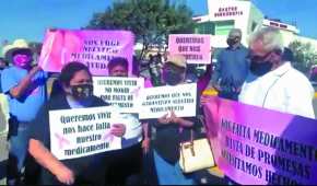 Familiares de personas con cáncer bloquearon el paso de la camioneta que transportaba a AMLO en Baja California