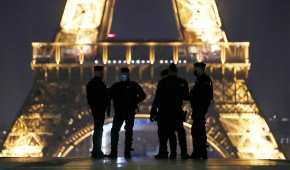 Policías patrullan la plaza Trocadero cerca de la Torre Eiffel