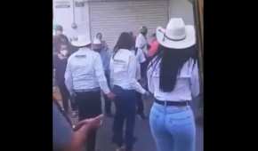 En un acto de campaña en Zacatecas, David Monreal fue captado tocando el glúteo de Rocío Moreno