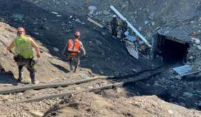 El viernes 4 de junio, se reportó que al menos 7 trabajadores de la mina quedaron atrapados