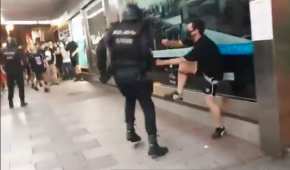 Los policías agredieron con patadas y golpes a manifestantes.