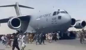 La desesperación por salir de Kabul hizo que algunas personas se arremolinaran en un avión