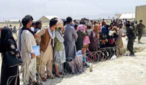 Personas formadas esperando a ingresar al aeropuerto internacional de Kabul, Afganistán, el 17 de agosto de 2021.