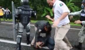 El agente migratorio Robledo Páez patea al migrante en la cabeza cuando este se encuentra tirado en el piso